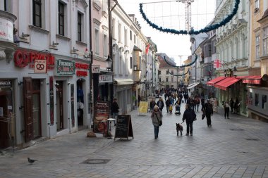 Bratislava, Slovakya - 19 Kasım 2019: Bratislava Eski Kasabası Sokağı