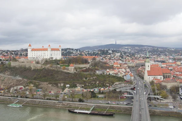 ブラチスラバ スロバキア 2019年11月18日 スナップ橋からブラチスラバ旧市街までの眺め — ストック写真