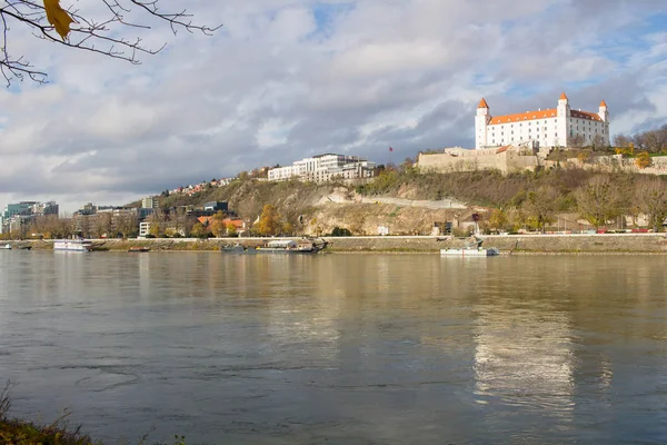 Vista Outono Para Rio Danúbio Parlamento Eslovaco Castelo Bratislava — Fotografia de Stock