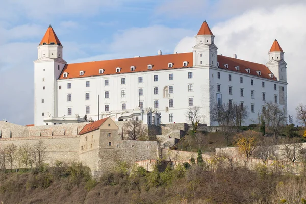 Bratislava beyaz kalesi Slovakya 'nın başkenti Bratislava' nın ana kalesidir. 