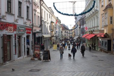 Bratislava, Slovakya - 19 Kasım 2019: Bratislava Eski Kasabası Sokağı