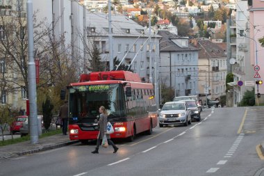 Bratislava, Slovakya - 18 Kasım 2019: Şehir caddesinde modern trolleybus Skoda
