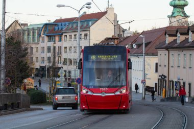 Bratislava, Slovakya - 18 Kasım 2019: Bratislava Eski Şehir Merkezi 'nde Modern Skoda Forcity Plus tramvayı