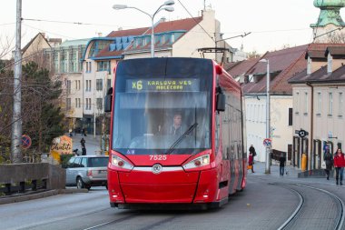 Bratislava, Slovakya - 18 Kasım 2019: Bratislava Eski Şehir Merkezi 'nde Modern Skoda Forcity Plus tramvayı