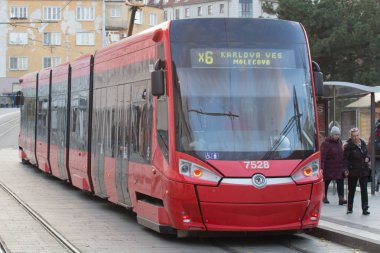Bratislava, Slovakya - 18 Kasım 2019: Bratislava Eski Şehir Merkezi 'nde Modern Skoda Forcity Plus tramvayı