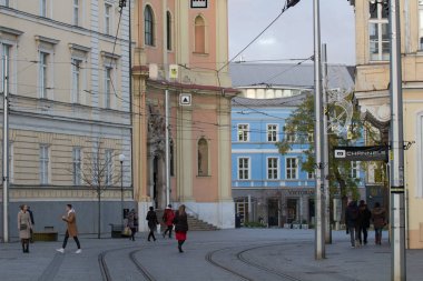 Bratislava, Slovakya - 19 Kasım 2019: Bratislava Eski Kasabası Sokağı