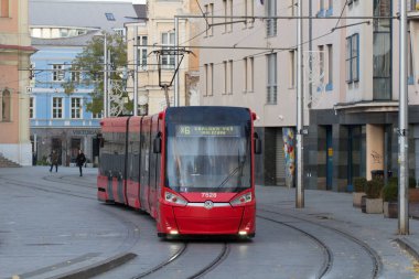 Bratislava, Slovakya - 18 Kasım 2019: Bratislava Eski Şehir Merkezi 'nde Modern Skoda Forcity Plus tramvayı