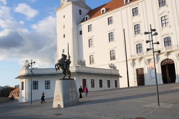 ブラチスラバ スロバキア 11月18 2019 ブラチスラバ城の名誉コートヤードでスヴァトプルク1世の記念碑 記念碑は2010年にオープンし それはスロバキアの彫刻家ヤン クルチによって作られました — ストック写真