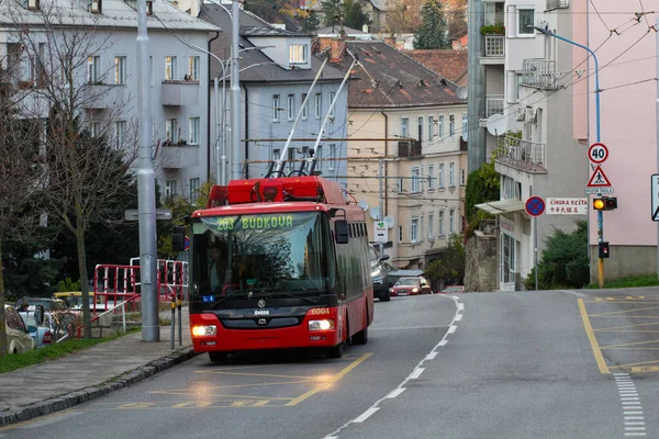 Bratislava, Slovakya - 18 Kasım 2019: Şehir caddesinde modern trolleybus Skoda