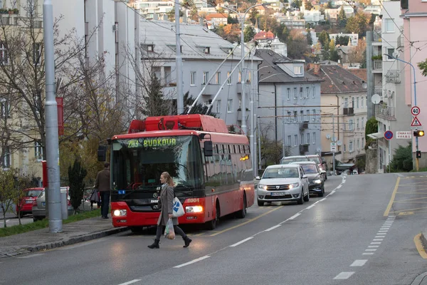 Bratislava Eslováquia Novembro 2019 Trolleybus Skoda Moderno Rua Cidade — Fotografia de Stock
