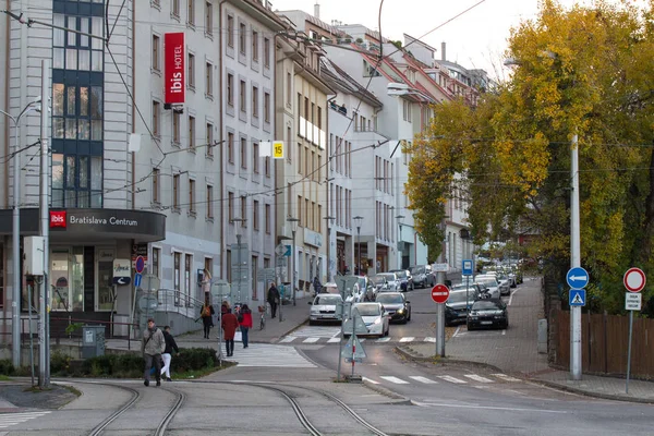 Bratislava, Slovakya - 19 Kasım 2019: Bratislava Eski Kasabası Sokağı