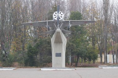 Odesa, Ukrayna - 17 Kasım 2019: Güneşli bir yaz gününde Odessa 'nın kahramanca savunmasının anısına. Sahil topçuları yok. 411