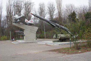 Odesa, Ukrayna - 17 Kasım 2019: Güneşli bir yaz gününde Odessa 'nın kahramanca savunmasının anısına. Sahil topçuları yok. 411