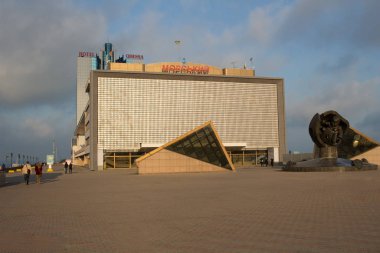 Odesa, Ukrayna - 17 Kasım 2019: Odesa limanının yönetim binası