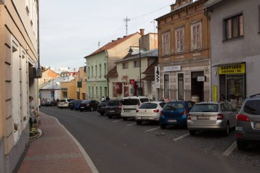 Banska Bystrica, Slovakya - 19 Kasım 2019: Eski Banska Bystrica kasabasında sokak