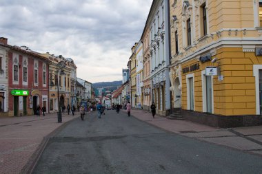 Banska Bystrica, Slovakya - 19 Kasım 2019: Dolna Caddesi, Banska Bystrica