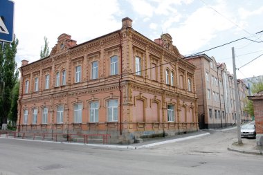 Kropyvnytskyi, Ukrayna - 30 Nisan 2017: Tarihi şehir merkezindeki eski bina 