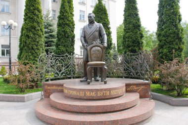 Kropyvnytskyi, Ukrayna - 30 Nisan 2017: Kropyvnytskyi Belediye Başkanı Alexander Pashutin anıtı