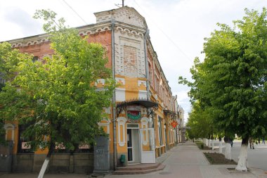 Kropyvnytskyi, Ukrayna - 30 Nisan 2017: Tarihi şehir merkezindeki eski bina 