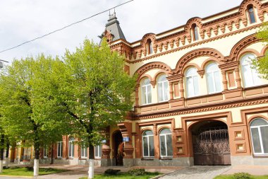 Kropyvnytskyi, Ukrayna - 30 Nisan 2017: Tarihi şehir merkezindeki eski bina 