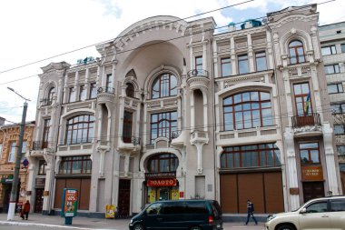 Kropyvnytskyi, Ukrayna - 30 Nisan 2017: Tarihi şehir merkezindeki eski bina 