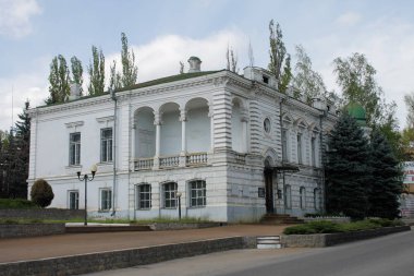 Kropyvnytskyi, Ukrayna - 30 Nisan 2017: Tarihi şehir merkezindeki eski bina 