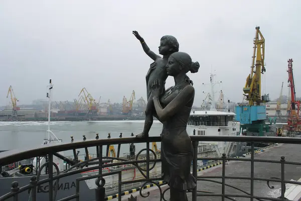 Odesa, Ukrayna - 30 Ocak 2017: Odesa 'da Denizcilerin Eşi Anıtı 
