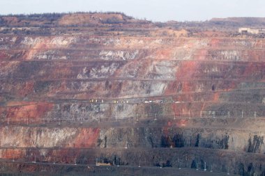 Kryvyi Rih 'deki Yugok Madencilik Toplama Tesisi' nin açık maden ocağında madencilik.