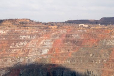 Kryvyi Rih 'deki Yugok Madencilik Toplama Tesisi' nin açık maden ocağında madencilik.