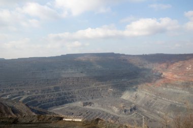Ukrayna 'nın Kryvyi Rih kentindeki Yugok Madencilik Toplama Tesisi' nin açık maden ocağında.