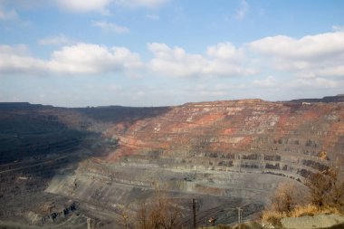 Ukrayna 'nın Kryvyi Rih kentindeki Yugok Madencilik Toplama Tesisi' nin açık maden ocağında.