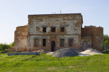 Brailivka, Ukrayna - 29 Nisan 2019: Eski yıkılmış kilise şu anda restore ediliyor