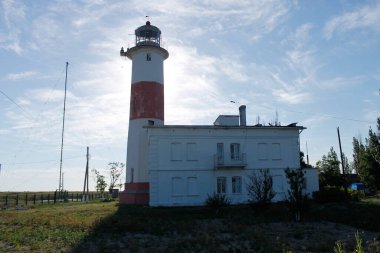 Berdyansk, Ukrayna - 19 Temmuz 2018: Aşağı Berdyansk Deniz feneri - Berdyansk Tükürüğünün güney kesiminde Azov Denizi 'nin kuzey kıyısında yer alan bir deniz feneri