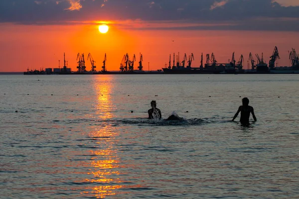 Berdyansk Ukrayna Temmuz 2018 Turist Grubu Güneş Doğarken Arka Plandaki — Stok fotoğraf