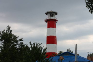 Berdyansk, Ukrayna - 19 Temmuz 2018: Yukarı Berdyansk Deniz feneri - Berdyansk yakınlarındaki Azov Denizi 'nin kuzeyinde yer alan bir deniz feneri.