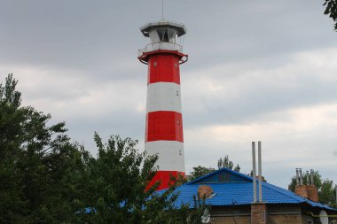 Berdyansk, Ukrayna - 19 Temmuz 2018: Yukarı Berdyansk Deniz feneri - Berdyansk yakınlarındaki Azov Denizi 'nin kuzeyinde yer alan bir deniz feneri.