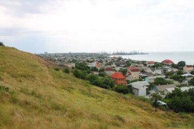 Berdyansk, Ukrayna - 19 Temmuz 2018: Tepeden Berdyansk şehrine görüntü