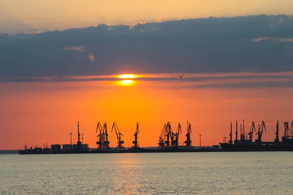 Schöne Landschaft Mit Feurigem Sonnenuntergang Himmel Und Meer Hafen Der — Stockfoto