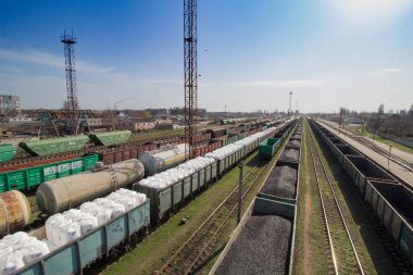 Cherkasy, Ukrayna - 26 Mart 2020: Cherkasy İstasyonu 'ndaki tren rayları. 