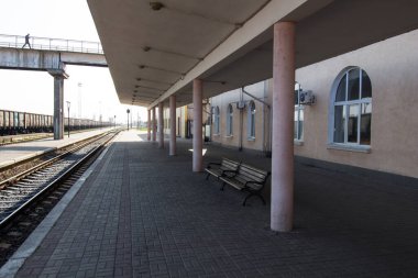Cherkasy, Ukrayna - 28 Mart 2020: Corona Virüsü (Covid-19) tehdidi nedeniyle yoğun saatlerde Çerkasy istasyonundaki boş platformlar