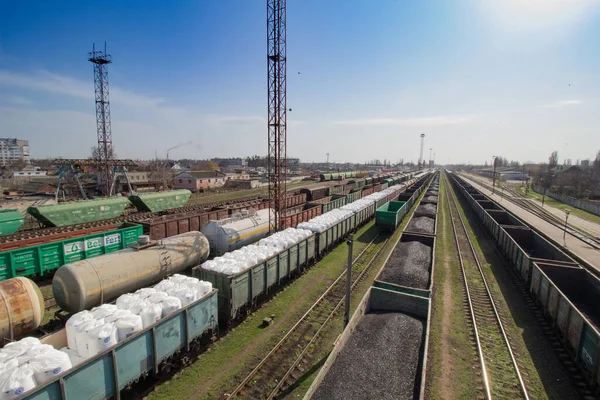 Cherkasy, Ukrayna - 26 Mart 2020: Cherkasy İstasyonu 'ndaki tren rayları. 