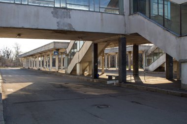 Cherkasy, Ukrayna - 4 Nisan 2020: Corona Virüsü (Covid-19) tehdidi nedeniyle yoğun saatlerde Cherkasy otobüs durağında boş platformlar