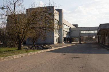 Cherkasy, Ukrayna - 4 Nisan 2020: Corona Virüsü (Covid-19) tehdidi nedeniyle yoğun saatlerde Cherkasy otobüs durağında boş platformlar