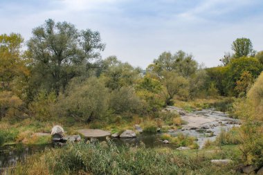 Bohuslav, Ukrayna - 30 Eylül 2018: Bohuslav nehrinin Granit kıyıları