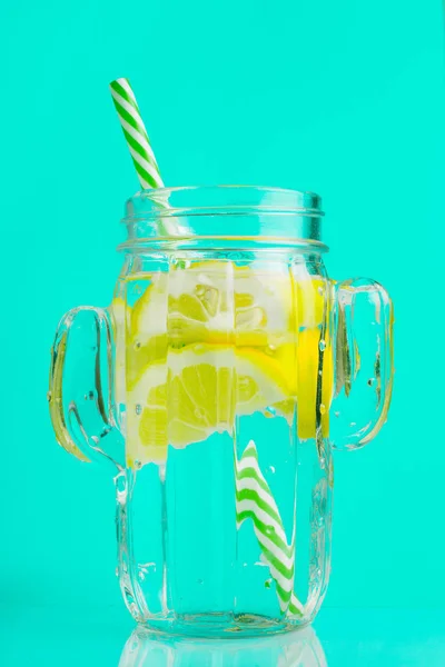 Getränk mit Zitrone in einem Glas Kaktus, auf blauem Hintergrund. — Stockfoto