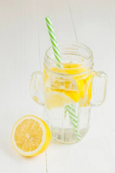 Getränk mit Zitrone in einem Glas Kaktus, auf weißem Hintergrund. — Stockfoto