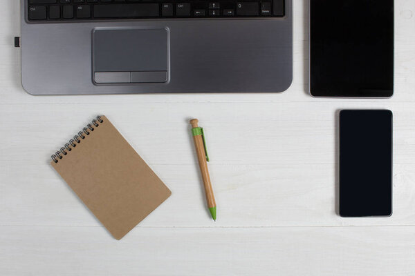 Блокнот, смартфон, планшет и компьютер, технологии против Ната
