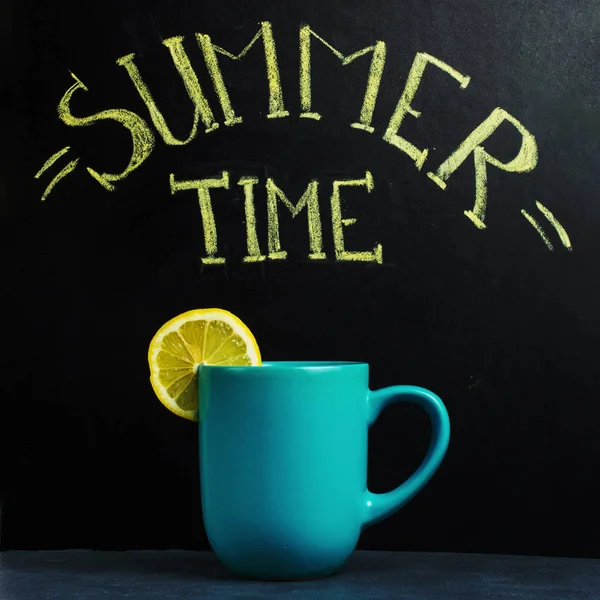 La inscripción de tiza es hora de verano, con una taza de café y limón . —  Fotos de Stock