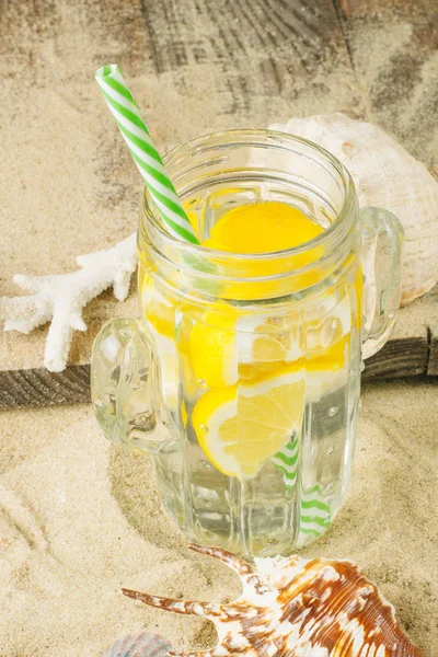 Ein kaltes Getränk im Glas Kaktus mit Zitrone, im Sommer auf der — Stockfoto