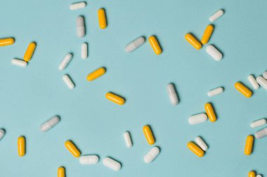 hapları üzerinde mavi bir arka plan.